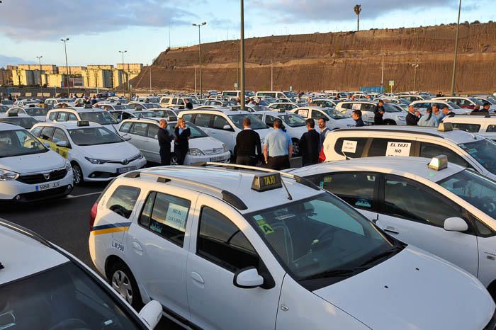 Protesta de taxistas contra el día libre