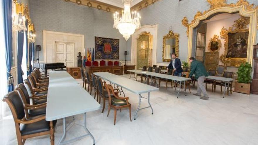 Trabajos en la jornada de ayer para adecuar el Salón Azul al primer pleno de la era Barcala.