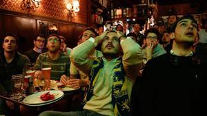 Aficionados italianos siguen en un bar de Milán el partido en el que Italia quedó fuera del Mundial de Rusia.
