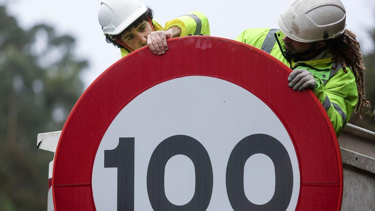OPERARIOS SUSTITUYEN SEÑAL DE VELOCIDAD DE 100 KM POR HORA