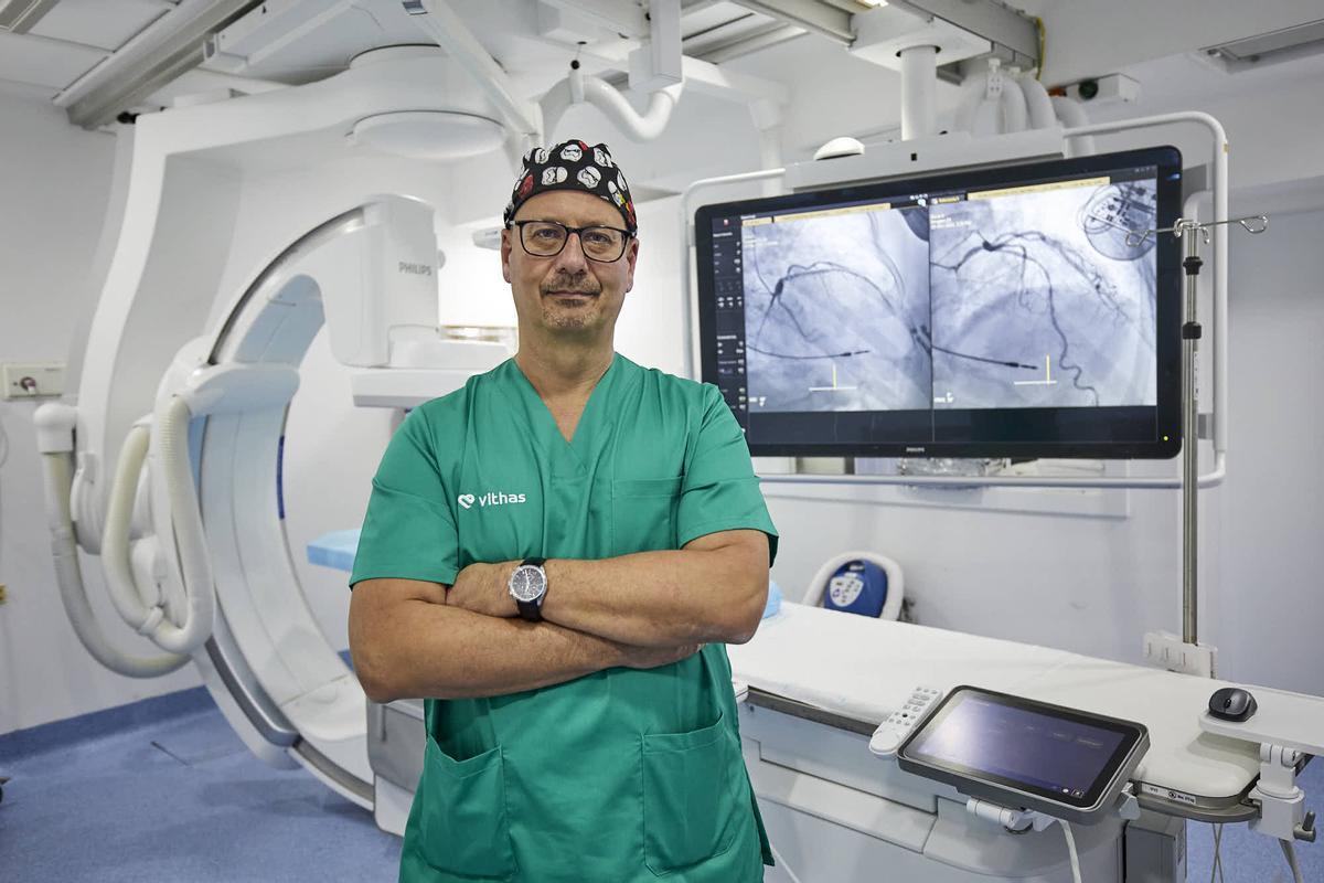 El doctor Egon Gross en la sala de hemodinámica del Hospital Universitario Vithas Las Palmas