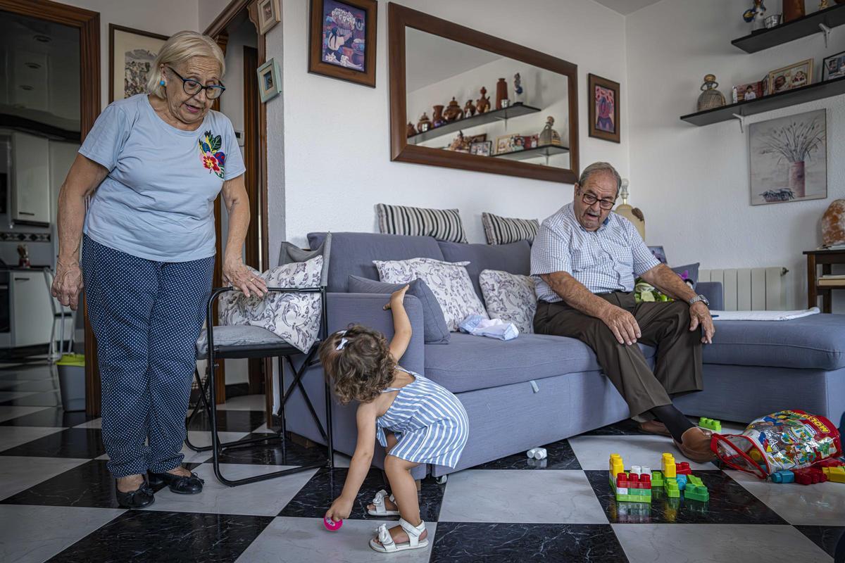 Tomás y Flor cuidan de su nieta pequeña.