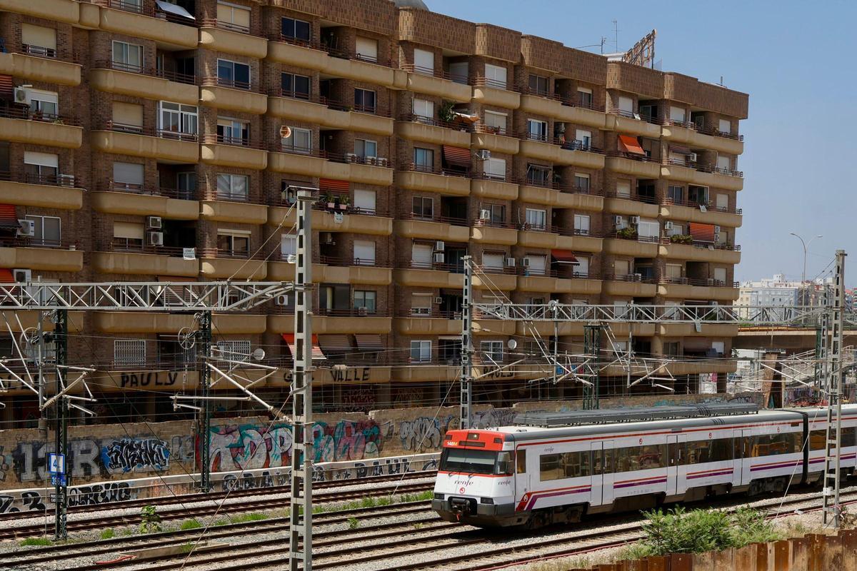 El Edificio Iturbi, junto a la cicatriz ferroviaria