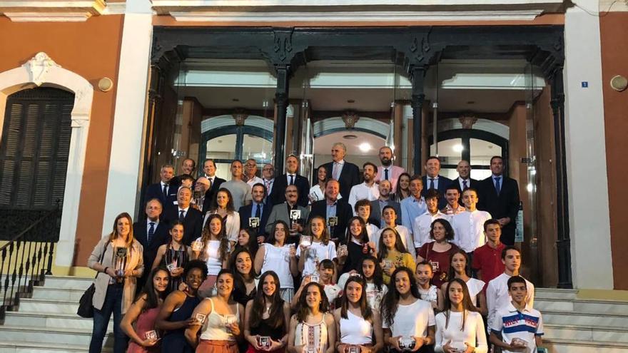 Foto de familia de todos los premiados anoche en la Casa Colón de Huelva.