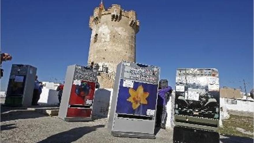 Aspecto de la Torre de Paterna durante la protesta de ayer por la mañana.