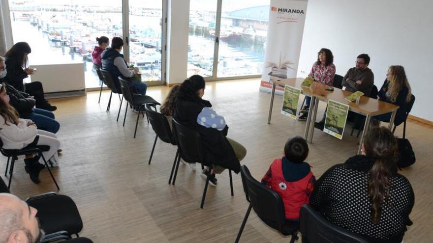 Presentación del libro &quot;O país da choiva&quot;, en el Centro Social do Mar, en Bueu.   | // G.NÚÑEZ