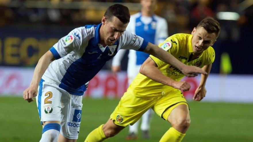 El lateral del Leganés Tito (i) juega un balón ante Cherysev,