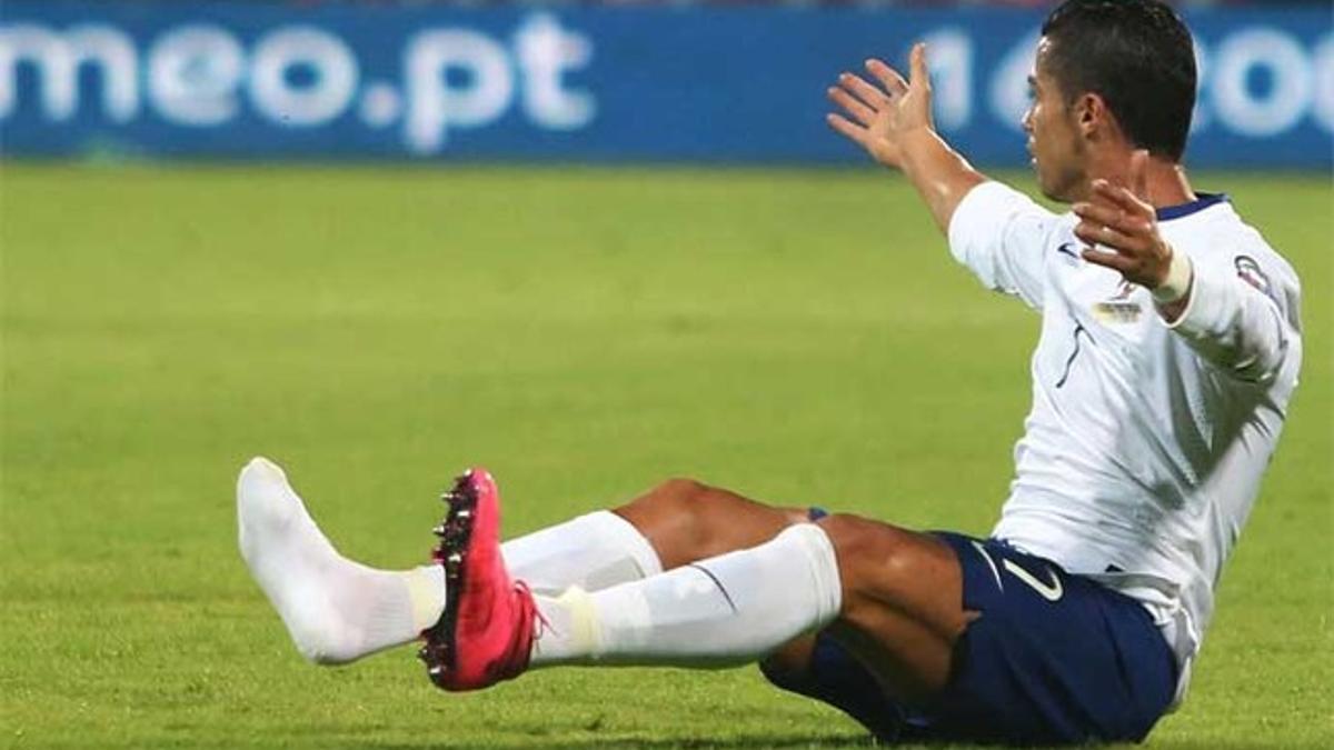 Cristiano Ronaldo se lamenta de una falta durante el Albania-Portugal del 7 de septiembre