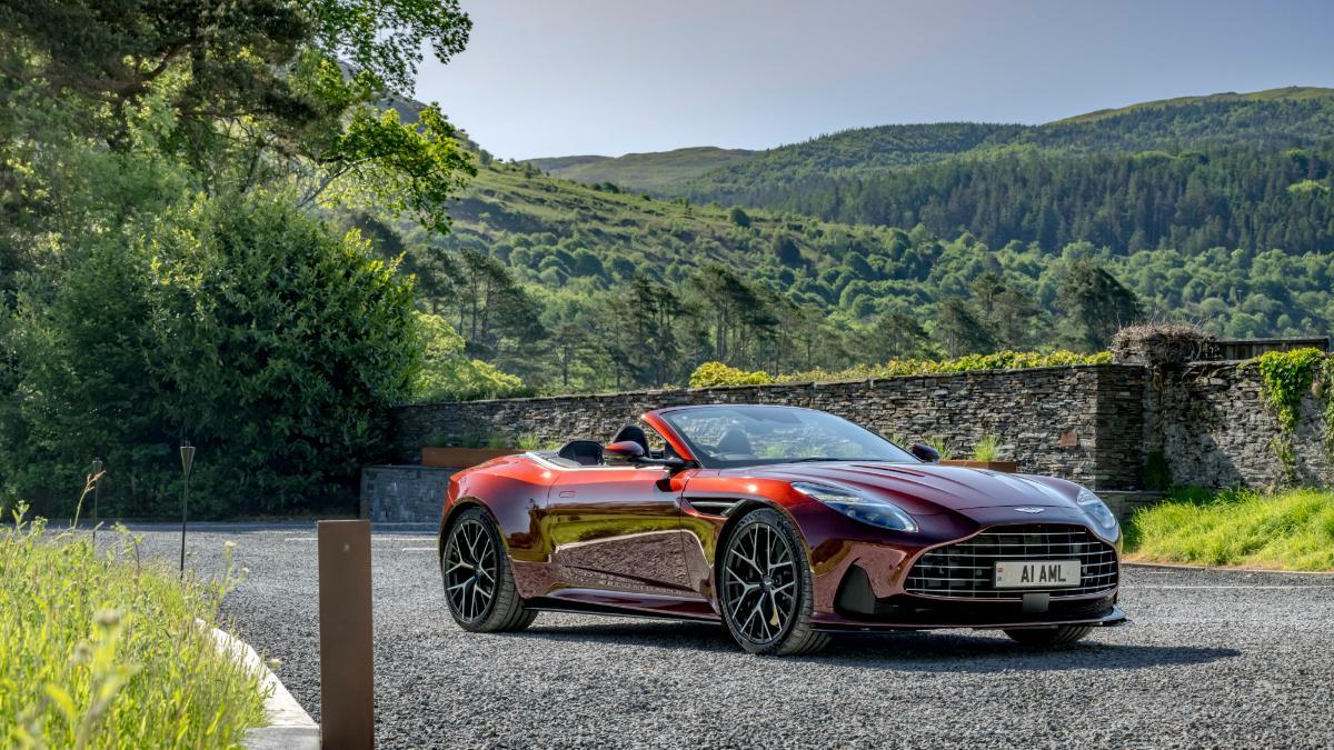 Aston Martin Vantage en plena ruta por Snowdonia, donde el rugido del motor y la precisión acústica de Bowers &amp; Wilkins transforman cada curva en una experiencia sensorial única