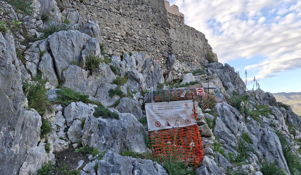 El castillo y el cartel y las vallas que cierran el acceso