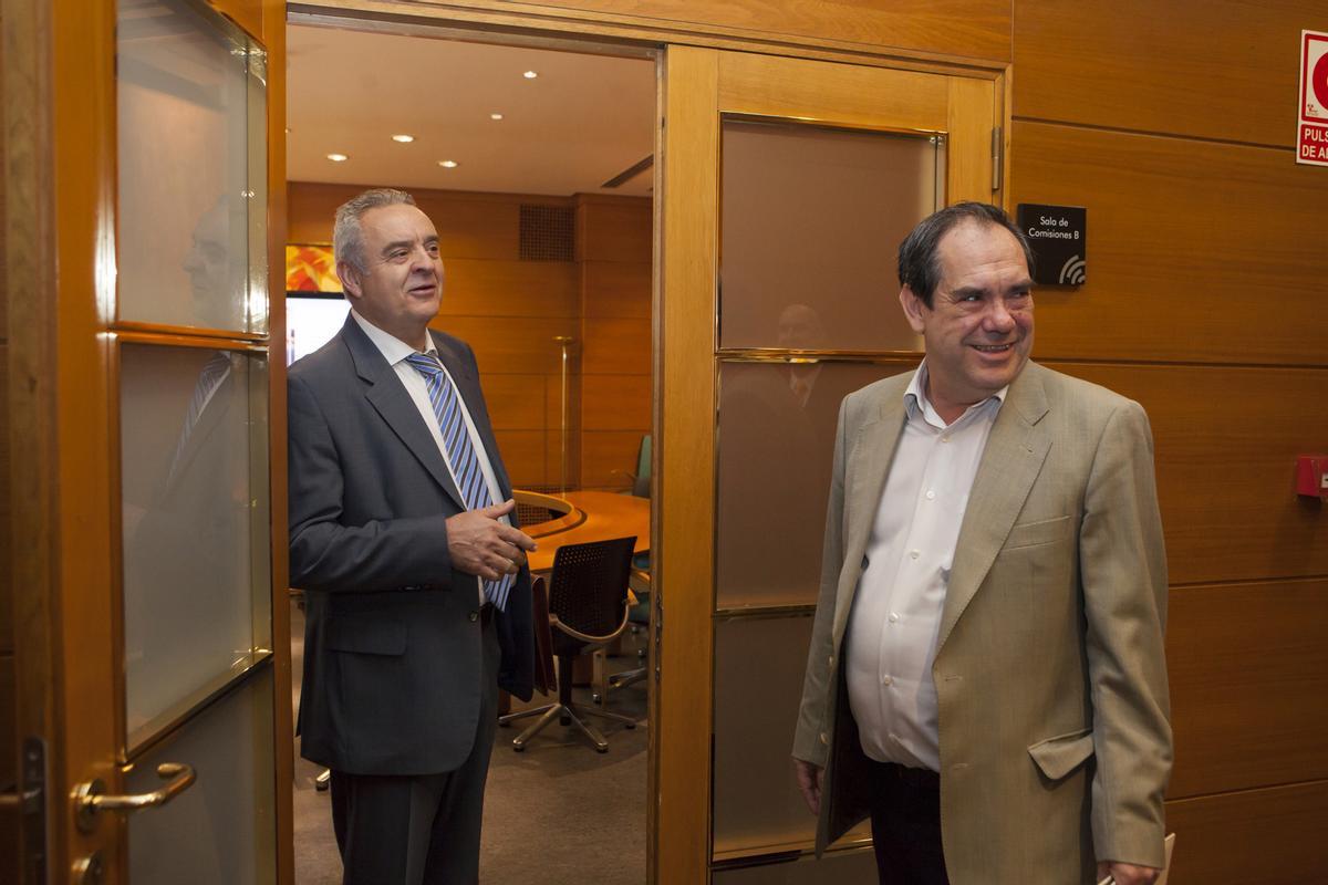 El exconsejero de Medio Ambiente del Gobierno de Aragón, Alfredo Boné (PAR), y el exdirector general de Desarrollo Rural, Luis Marruedo (PAR), en una comisión de investigación en las Cortes de Aragón.