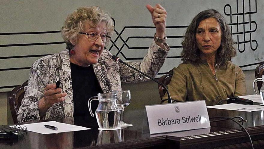 Barbara Stilwell, izquierda, gesticula ante la mirada atenta de la presidenta del COIBA.