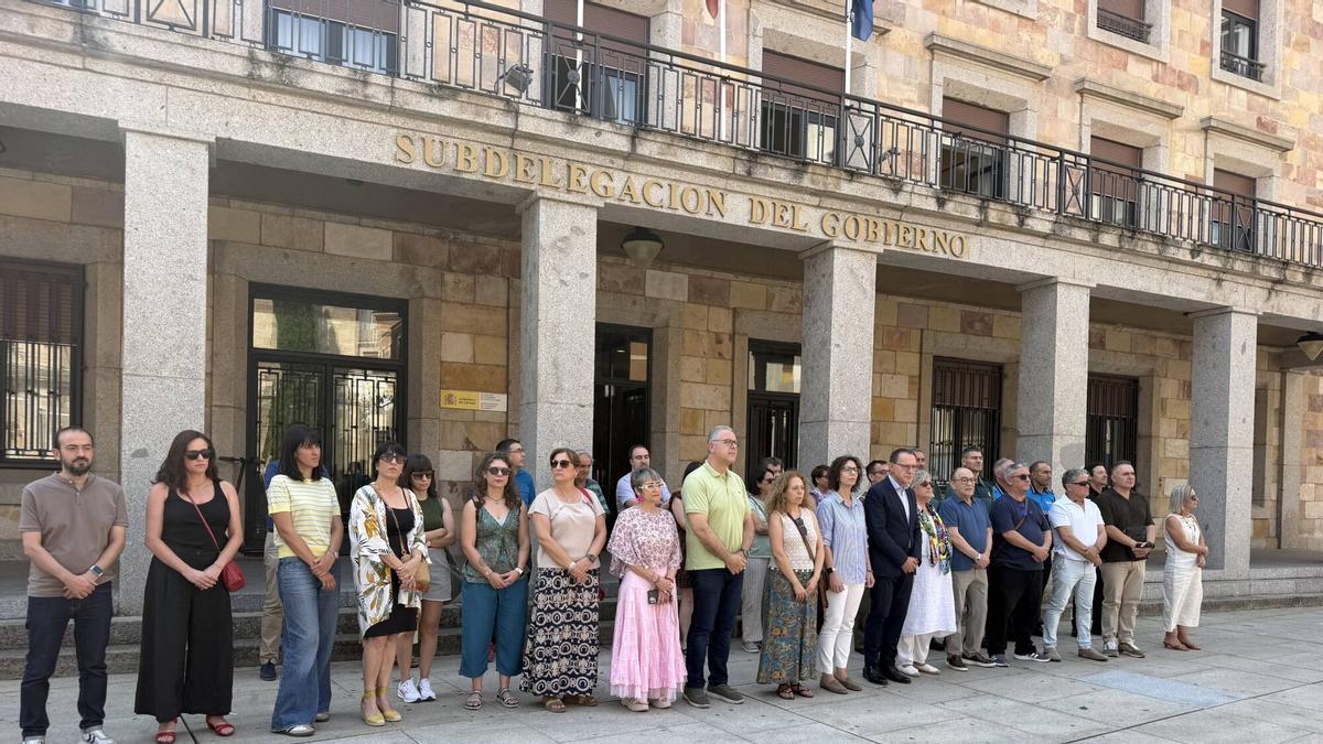 Minuto de silencio guardado a las puertas de la Subdelegación del Gobierno.