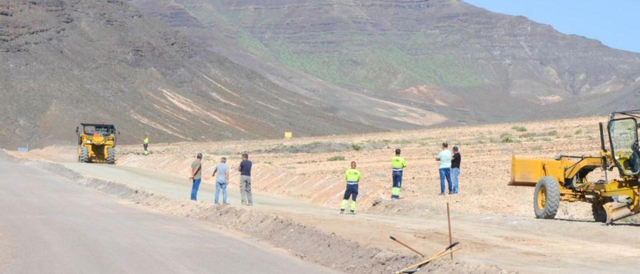 Imagen de la maquinaria durante la prueba de pavimentación, ayer.