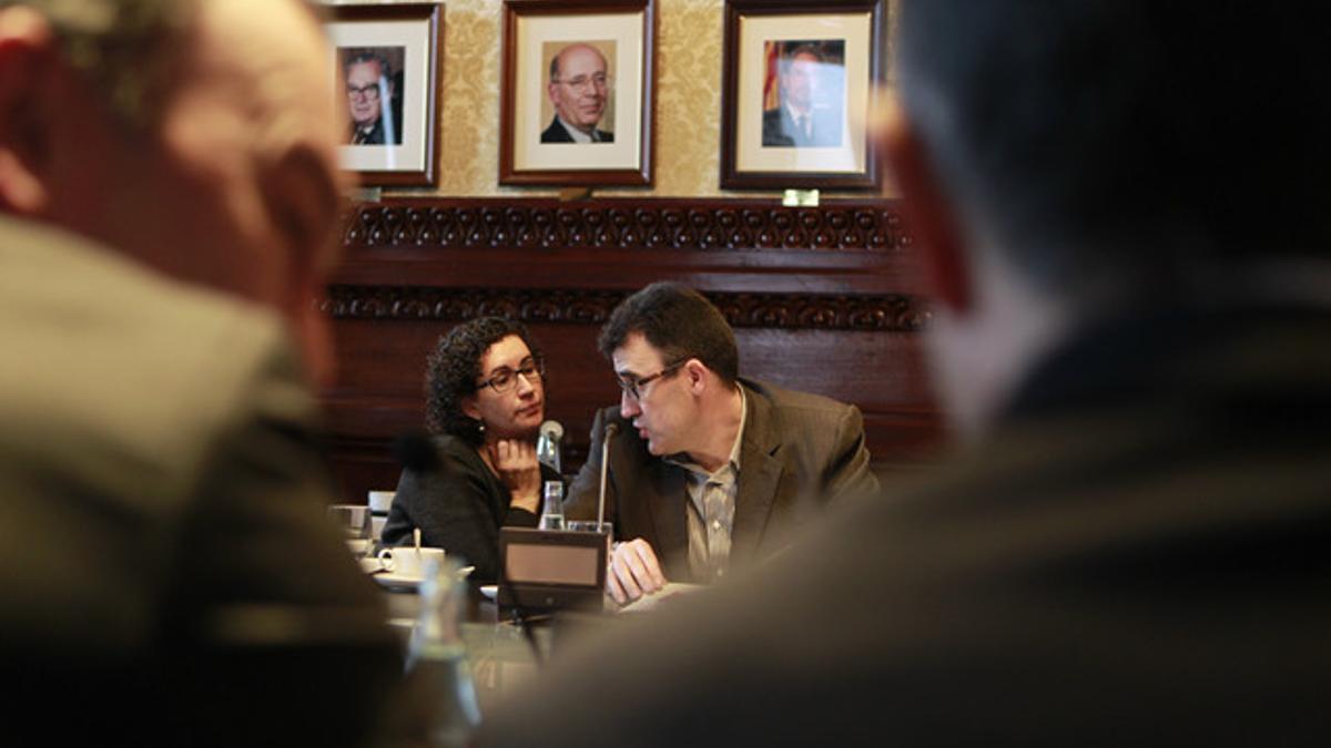 Los republicanos Marta Rovira y Lluís Salvadó, en la junta de portavoces del Parlament, este martes.