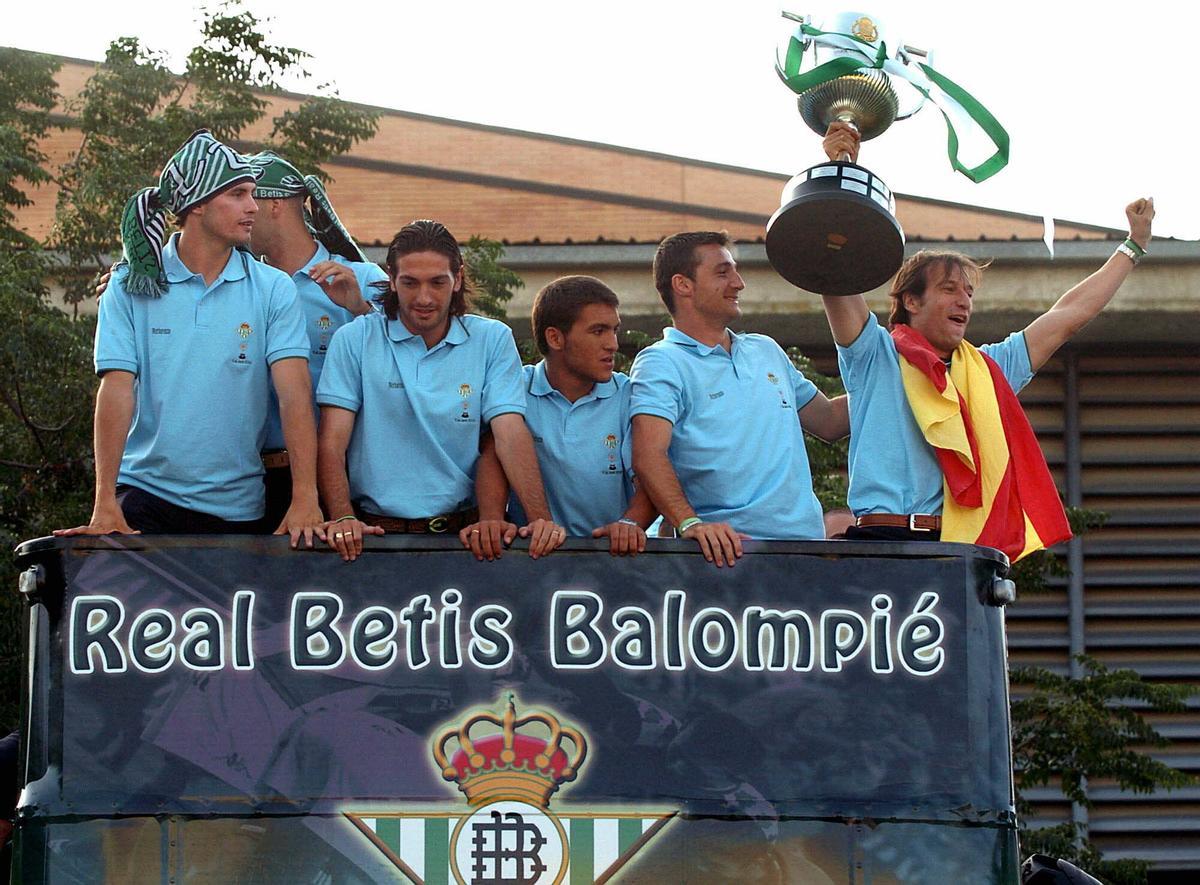 Alfonso, a la derecha, celebrando la Copa del Rey de 2005 con el Betis