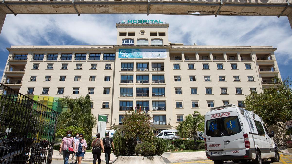 Fachada del Hospital Regional de Málaga, donde ha fallecido la mujer apuñalada por su hijo