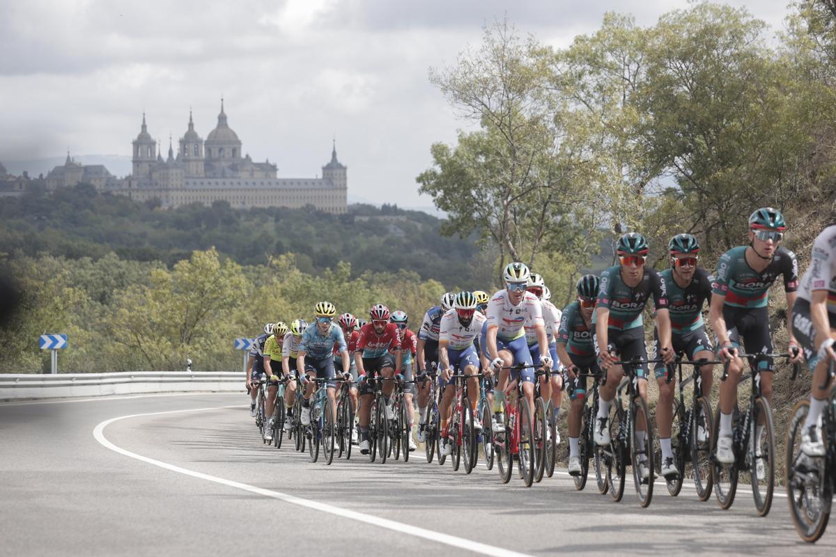 El ciclista holandés Wout Poels (d), del Bahrain Victorious, se impone vencedor de la 20ª etapa de La Vuelta Ciclista a España disputada entre las localidades madrileñas de Manzanares El Real y Guadarrama, de 208 km, este sábado. EFE/Manu Bruque