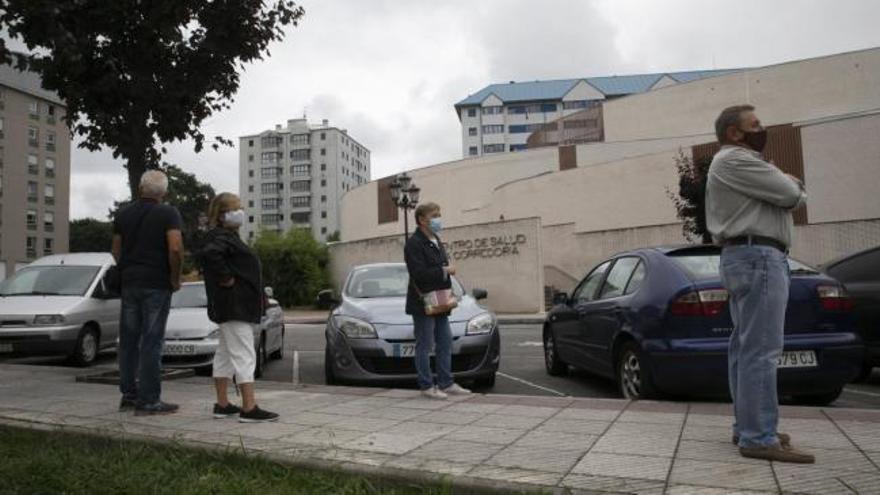 VÍDEO: Protesta vecinal por la "mala atención" en el centro de salud de La Corredoria