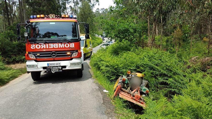 Los servicios de emergencias junto al vehículo agrícola que se salió de la vía.