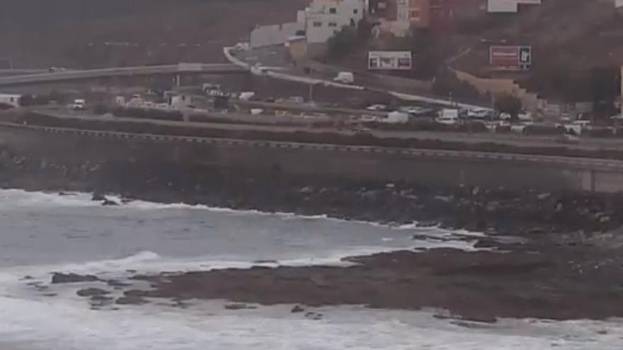 Un peatón causa retenciones a la salida de Las Palmas de Gran Canaria (08/07/21)