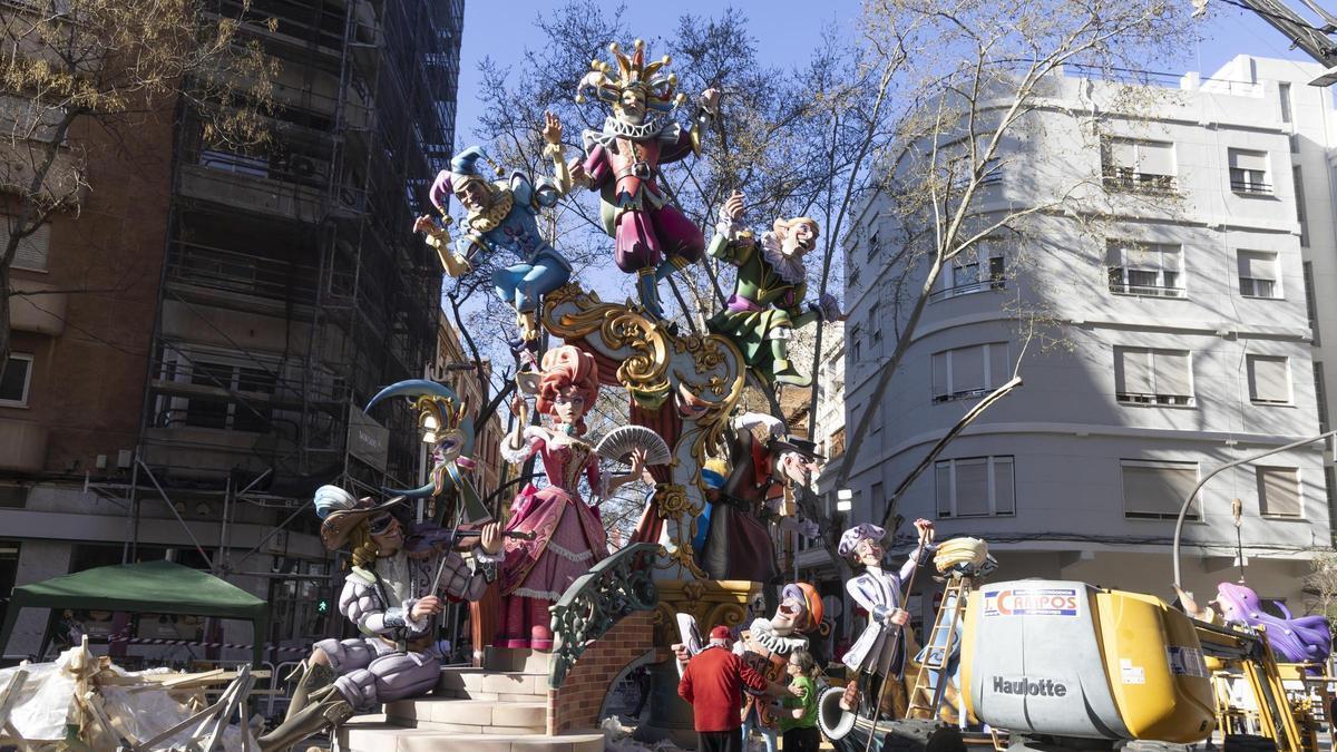 Así ha sido la plantà de la falla Ferroviària de Xàtiva, la más madrugadora de la Sección Especial