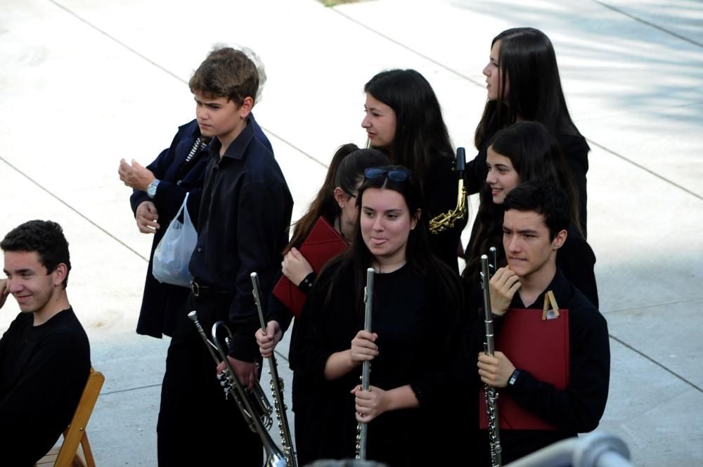 La explanada del Auditorio Municipal sirvió como escenario para la última actuación del curso de los alumnos de la Escola Municipal de Música "Bernardo del Río" de Vilagarcía