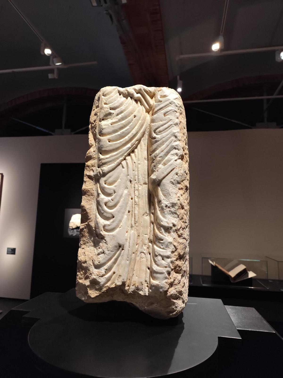 Fragment de relleu amb dues figures.