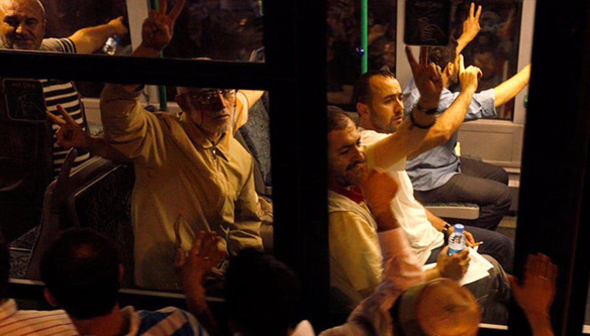 Grup d’activistes de la flotilla que va ser assaltada per l’Exèrcit israelià saluden la premsa a l’arribar a l’aeroport Atartuk, a Istanbul (Turquia).