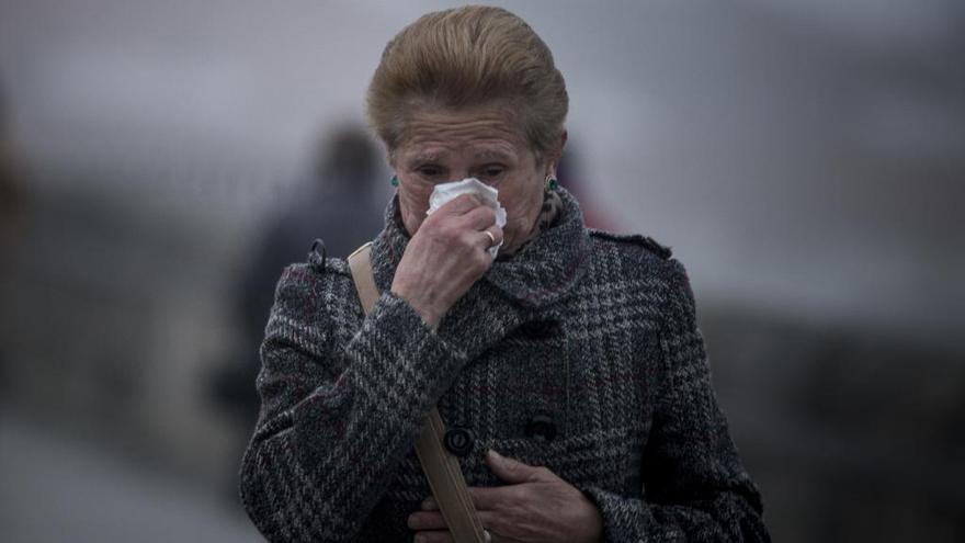 Una mujer con síntomas de gripe. // B. Lorenzo