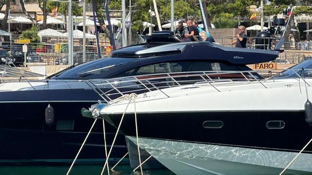 Agentes de la Guardia Civil, durante la inspección que realizaron en el yate La Luna el pasado sábado, en el muelle de Porto Cristo. | BIEL CAPÓ