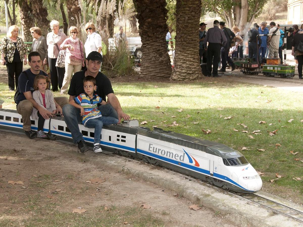 Pasajeros sobre un Euromed en miniatura.