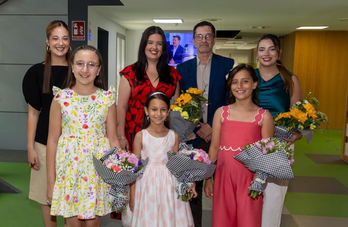 De izquierda a derecha Raquel Rubio, Andrea Mancheño, el gerente de INFORMACIÓN, Ángel Angulo, y Marina Lledó; abajo: Iris Jiménez, Alma  Marco y Blanca Muñoz