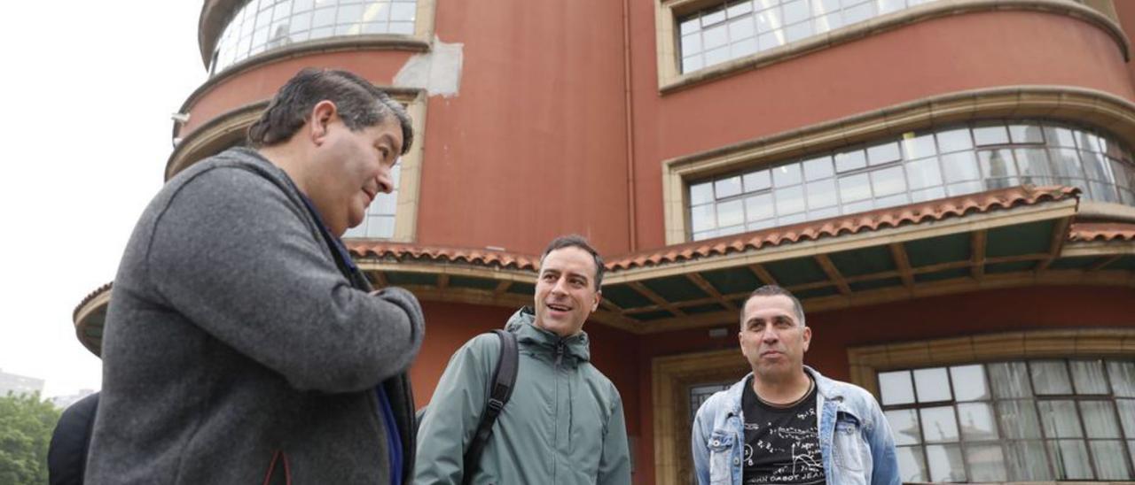 Por la izquierda, Manuel Antonio Fernández, Olmo Ron y Juan José Iglesias, antes del encuentro de ayer en la Casa Rosada. | Marcos León