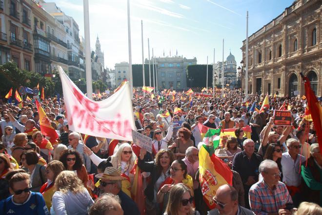 Concentración convocada por el Partido Popular, en contra de la amnistía al procés y en defensa de la igualdad de todos los españoles, en Sevilla.