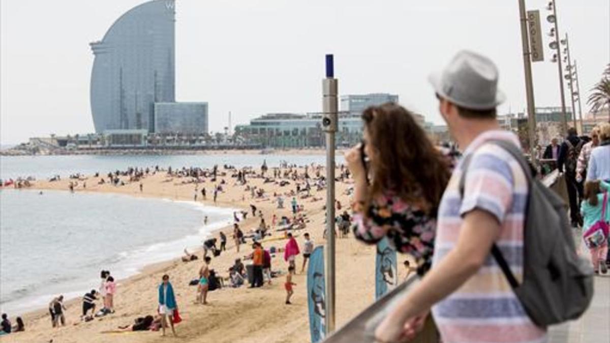 LOS TURISTAS TOMAN EL CENTRO Y LAS PLAYAS ESTOS DÍAS_MEDIA_2