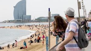 Turistas en las playas de Barcelona.