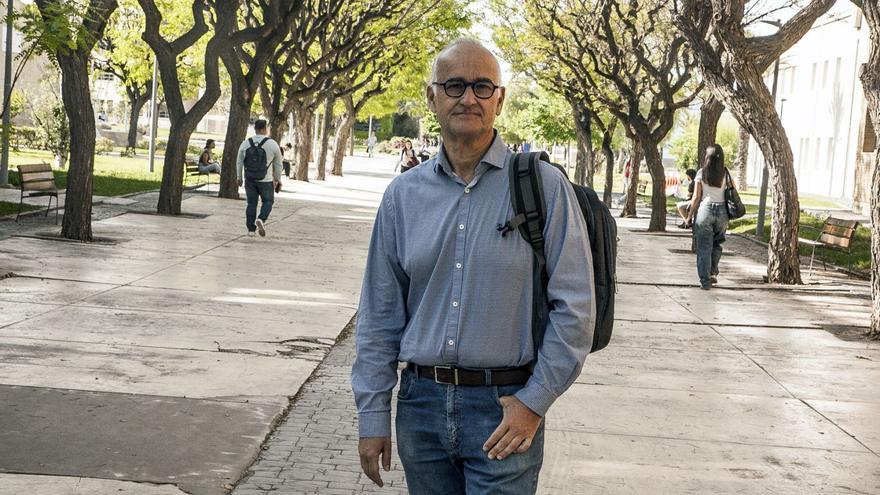 Rafael Muñoz Guillena, mochila en hombro, en el campus de la Universidad de Alicante.