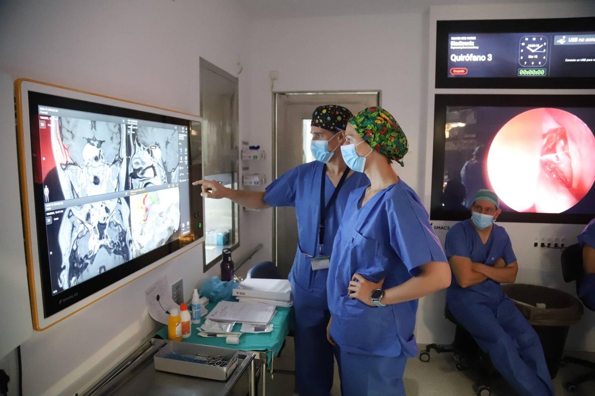 Preparación de una cirugía para abordar un tumor cerebral en el hospital Reina Sofía.