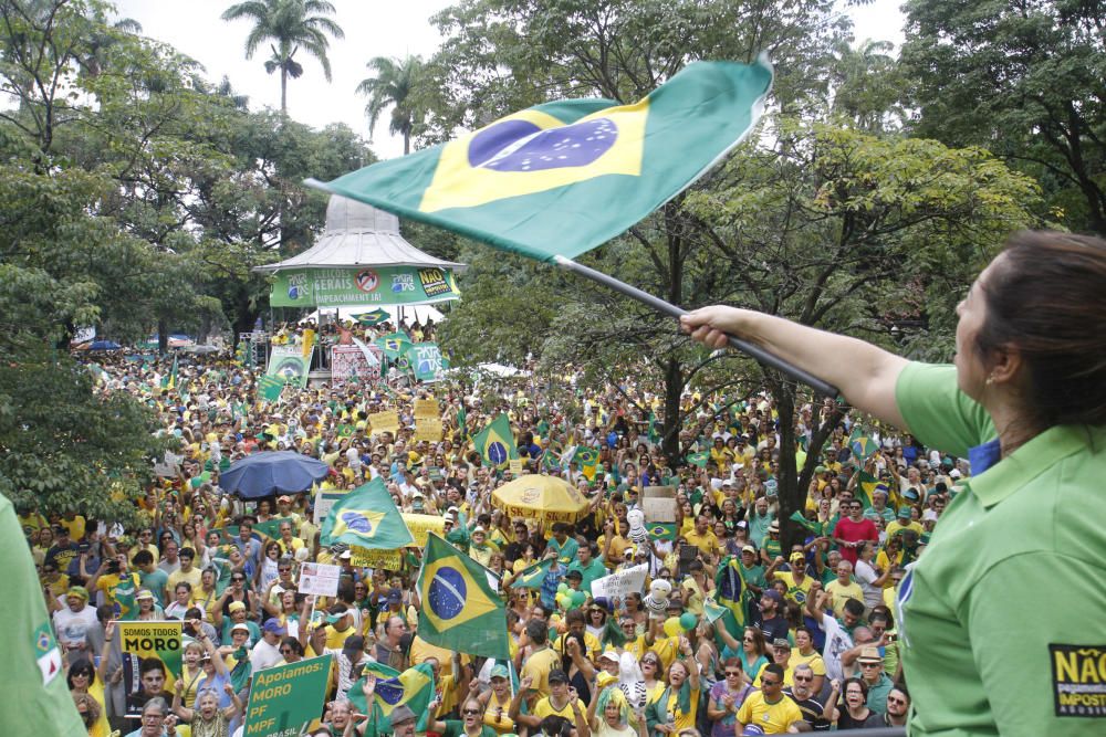 Miles de brasileños toman las calles contra Rousse