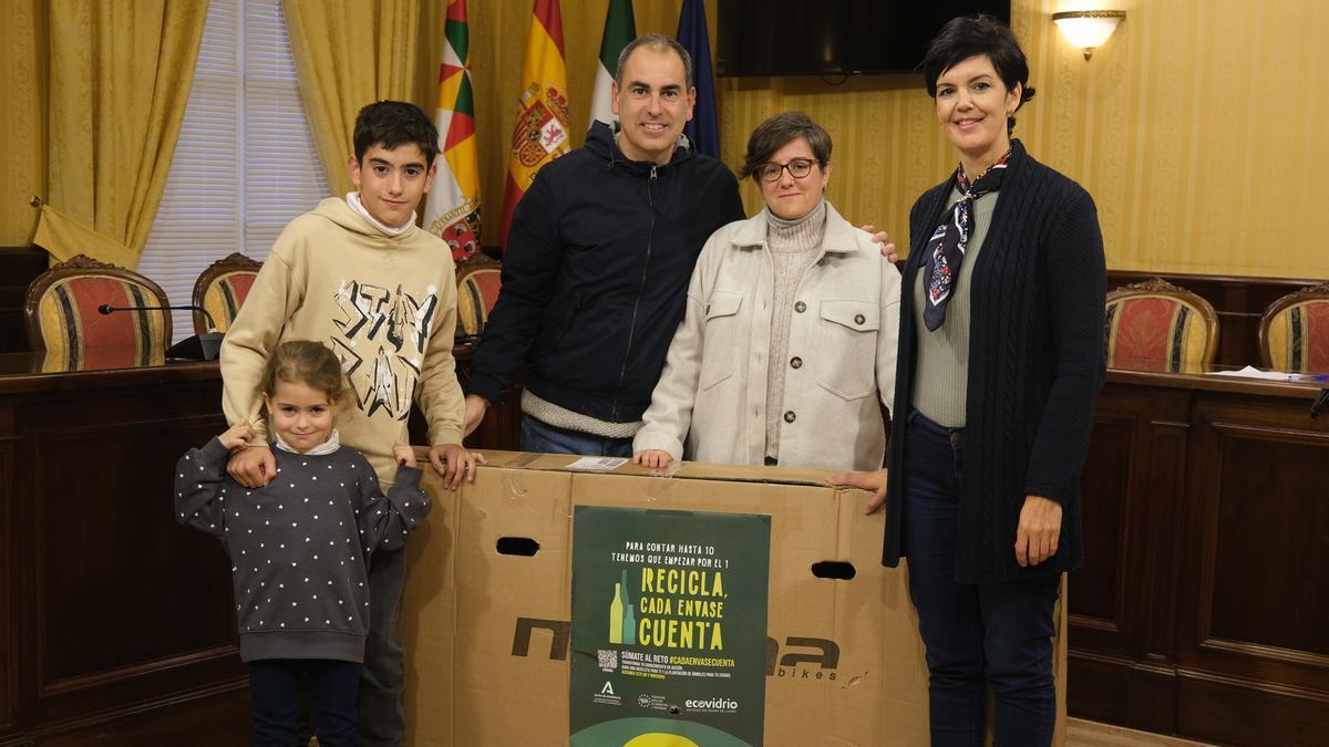 Entrega de la bicicleta al ganador del concurso de Ecovidrio.