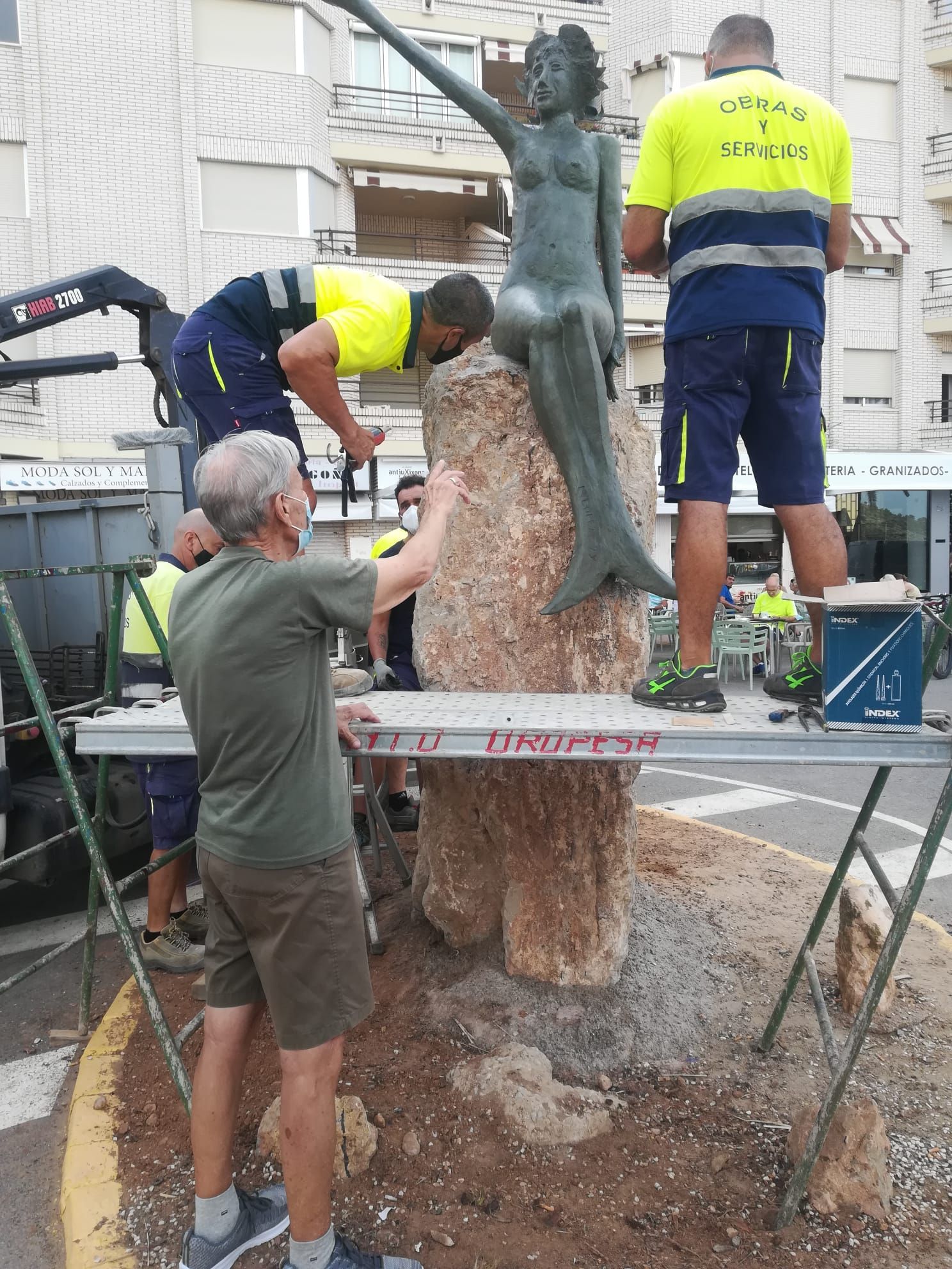 Montaje de la Sirenita restaurada, en agosto del año pasado.