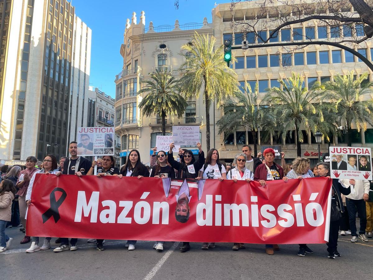Cabecera de la manifestación, a su paso por Poeta Querol
