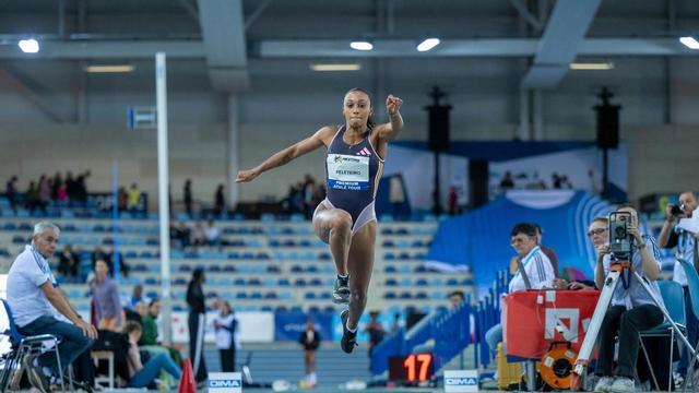 Ana Peleteiro realiza un salto durante una competición.