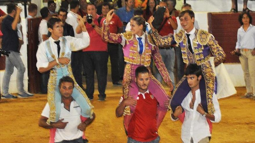 Tres orejas para la novillera  rocío romero    en dos torres