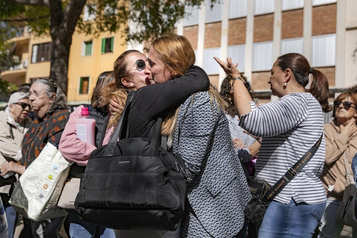 Así ha sido la concentración en el mercado de Pere Garau en repulsa al ataque homófobo que sufrió un comerciante