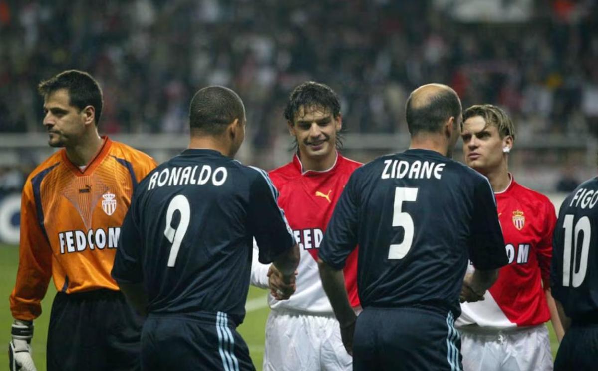 Instante en el que Morientes, cedido en el Mónaco por el Real Madrid, saluda a sus excompañeros, a los que terminaría eliminando.