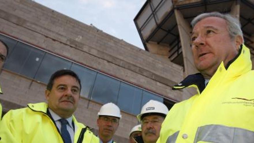 Valcárcel visitó ayer las obras del aeropuerto de Corvera, que ya tiene finalizada la estructura de la torre de control.