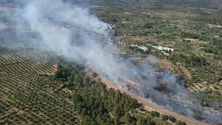 Los bomberos controlan dos focos del incendio de Caudiel y permiten reabrir la línea de tren