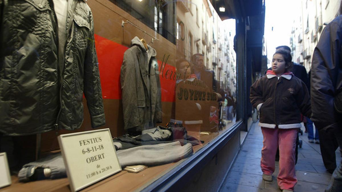 Comercios abiertos en el centro de Barcelona.